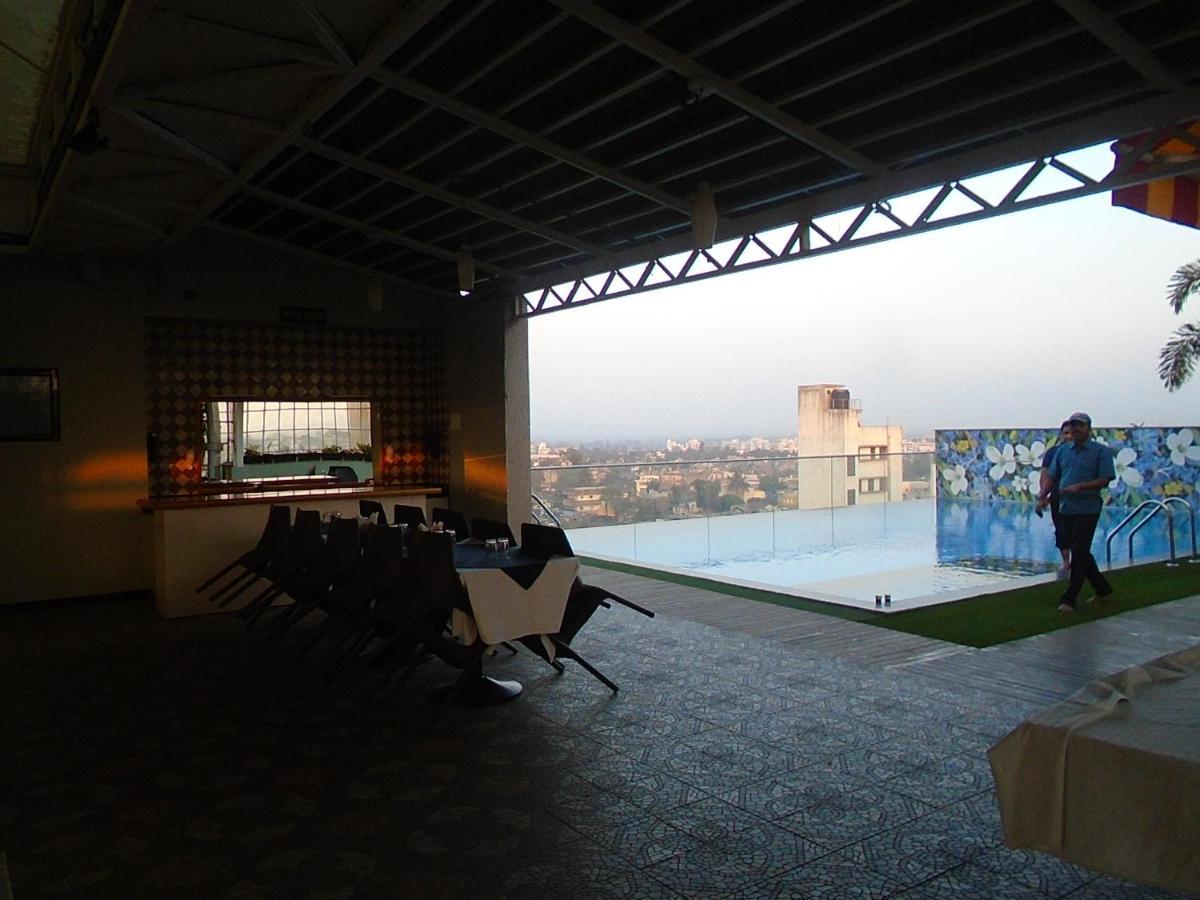 Hotel Vrishali Executive Kolhapur Buitenkant foto