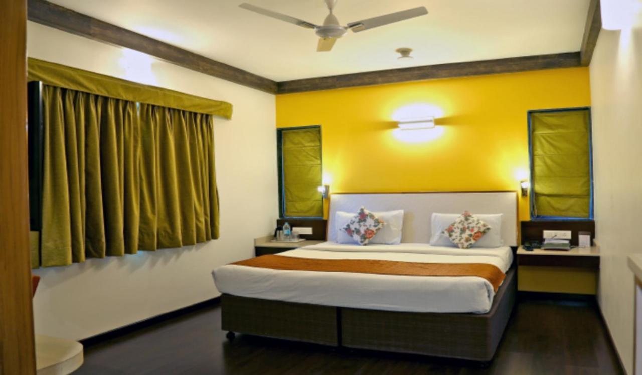 Hotel Vrishali Executive Kolhapur Buitenkant foto
