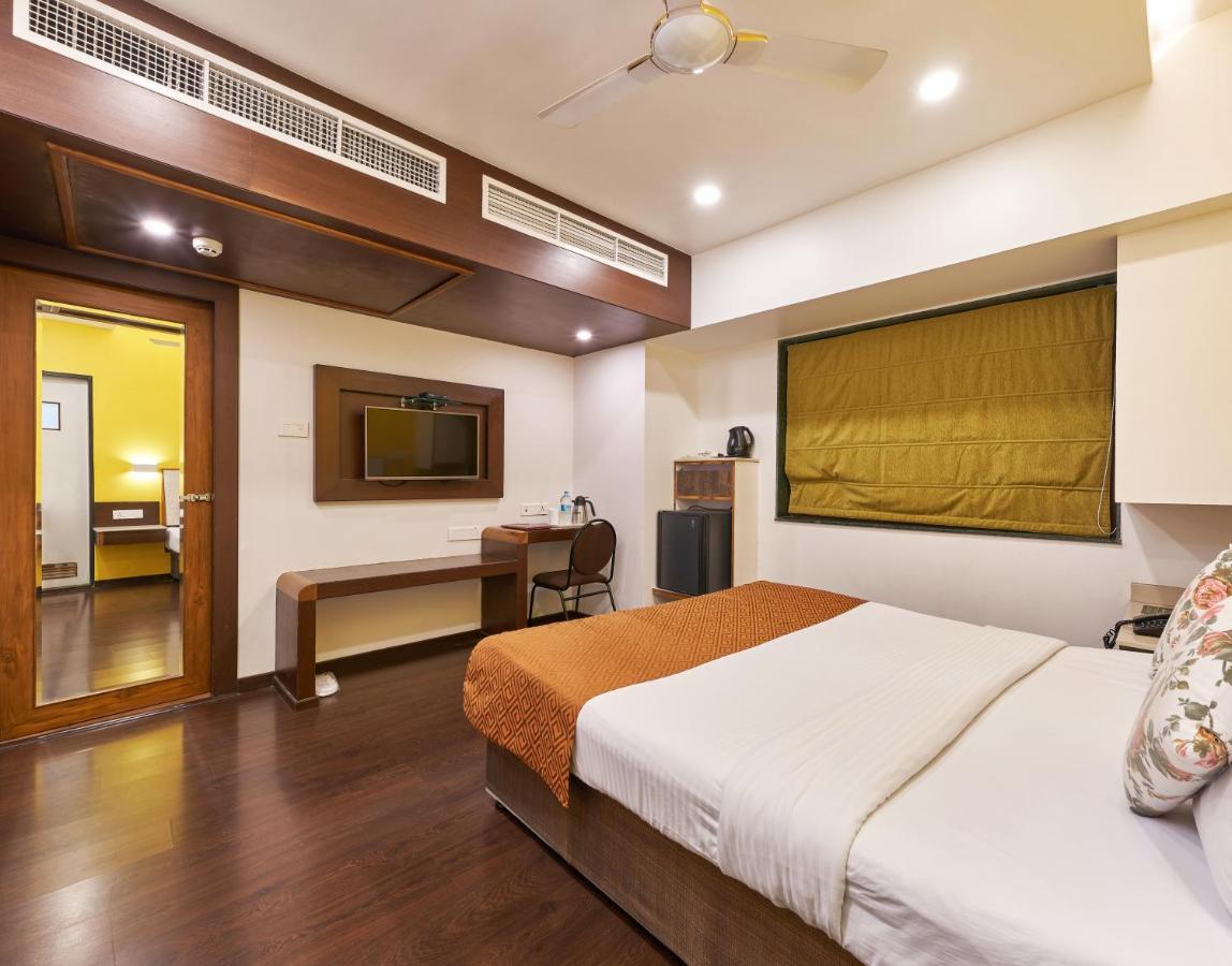 Hotel Vrishali Executive Kolhapur Buitenkant foto